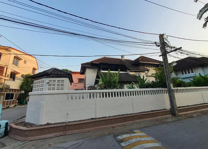 3 Bedroom Cozy Skytrain View Bkk Holiday park *